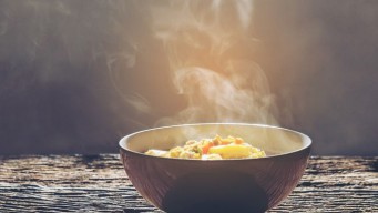 Benarkah Terlalu Sering Konsumsi Makanan Panas Bisa Merusak Gigi?