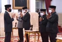 Jokowi Anugerahkan Gelar Pahlawan kepada Enam Tokoh Nasional