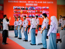 Presiden Jokowi Tinjau Vaksinasi Pelajar di Cilacap