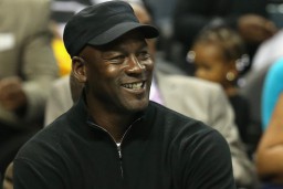 Jersey Pertama Michael Jordan Dilelang