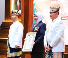 Gubernur Khofifah Terima Lencana Hakaryo Guno Mamayu Bawono dari Pemkot Batu