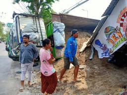 Dump Truk Muat Sertu Terbalik di Menganti, Timpa Warung Bang Jak