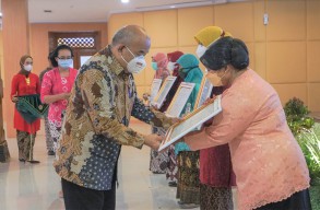 5 Perempuan Hebat Dari DIY Terima Penghargaan