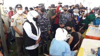 Serbuan Vaksinasi di Lapangan THOR Surabaya