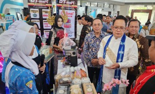Pj. Gubernur Jatim Adhy Karyono Serahkan Penghargaan Juara Millennial Entrepreneur Awards (MEA) 2024