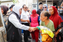 Khofifah Tinjau Pasar Pangan Murah, Warga Antusias Berburu Sembako Murah