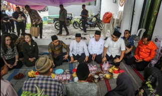 Pj Gubernur Jatim Adhy Karyono Takziah ke Rumah Duka Korban Kecelakaan Laut di Pantai Drini