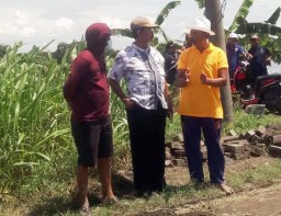 Giliran Lurah Bringkang Turunkan 10 Truk Sertu untuk Menguruk Jalan