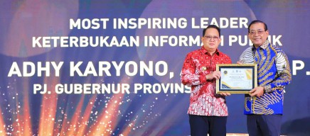 Pj Gubernur Jatim Adhy Karyono Terima Penghargaan Tokoh Inspirasi Keterbukaan Informasi Publik