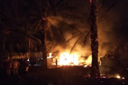 Penyulingan Minyak Mentah Terbakar, Tiga Terluka dan Dua Rumah Hangus