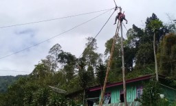 Pekerja Instalasi Tewas Kesetrum, Tersangkut di Tiang Listrik
