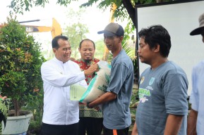 Penjabat Wali Kota Probolinggo Bantu Ratusan Tenaga Kebersihan dan Kader Relawan Lingkungan