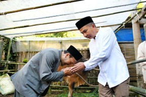 Penjabat Gubernur Jabar Bey Machmudin Salat Iduladha di Kampung Babakan Ampera