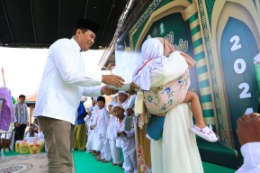 Pj. Wali Kota Probolinggo Hadiri Acara Santunan Anak Yatim di Masjid Asnawi