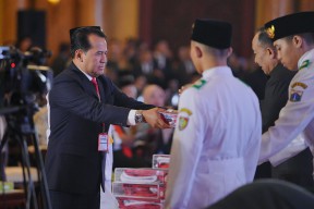 Penjabat Wali Kota Nurkholis Terima Duplikat Bendera Pusaka Merah Putih