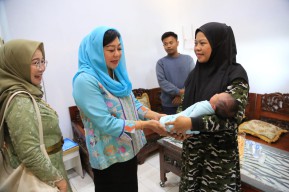 Istri Pj Wali Kota Probolinggo Kunjungi Bayi yang Lahir di Hari Jadi Kota Probolinggo