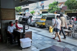 Pasar Genteng Surabaya Pasang Kipas Cairan Disinfektan
