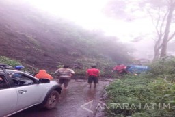 Banjir  dan Longsor Membuat Jalur Taman Wisata Kawah Ijen Terputus