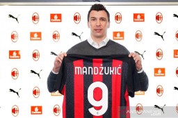 Mario Mandzukic Resmi Berseragam AC Milan
