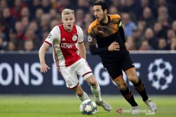 Van de Beek Resmi Berseragam Manchester United