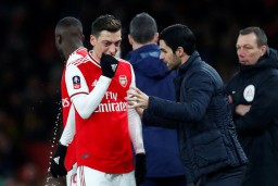 Ozil Tidak Masuk Skuad Arsenal, Arteta Mengaku Terluka