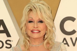 Dolly Parton Sumbang 1 Juta Dolar  AS untuk Riset Vaksin Covid-19