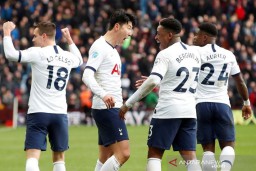 Dikritik Suporter Tottenham Hotspur Urung Potong Gaji Karyawan