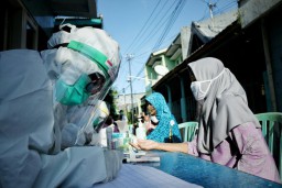 Ditemukan PDP,  Tim Covid-19 Gelar Rapid Test di Gubeng Masjid Surabaya