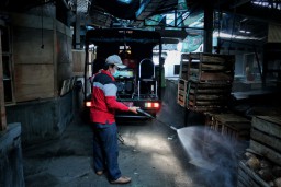 Petugas Secara Berkala Melakukan Penyemprotan Disinfektan