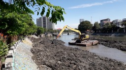 Antisipasi Musim Hujan, Pemkot Surabaya Keruk Sungai