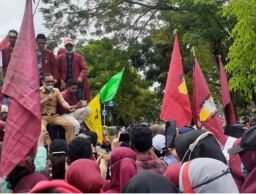 Temui Pendemo, Wagub naik Mobil Komando