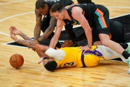 Los Angeles Lakers Tekuk San Antonio Spurs di Kandang