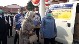 Pemprov Jatim Terima Bantuan  Ribuan Rapid Antigen Dari IKA ITB '80