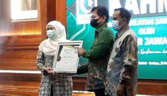 KAHMI Jatim Beri Award ke Gubernur Khofifah Terkait Penanganan COVID