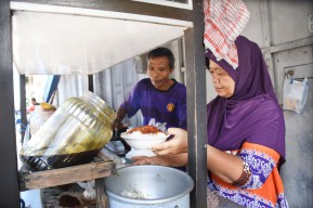 Kesegaran Es Buah Pak Lantip Konsisten Sejak 1985