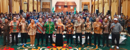 Khofifah Terima Penghargaan PWI Jatim Sebagai Tokoh Penggerak Ekonomi Regional