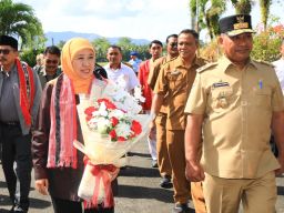 Perkuat Kolaborasi Kawasan Timur Indonesia, Gubernur Jatim Khofifah Tiba di Ambon untuk Misi Dagang