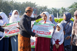 Gubernur Jateng Serahkan Bantuan Pendidikan di Peringatan Hardiknas di Banyumas