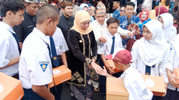 Gubernur Khofifah Tegaskan Komitmen Pendidikan Inklusif di Peringatan Hardiknas 2025