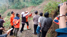 Gubernur Jatim Tinjau Lokasi Longsor dan Banjir di Trenggalek, Mitigasi dan Relokasi Jadi Prioritas