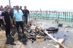 Sisa Harapan di Pantai yang Terlupa: Gubernur Jateng Tinjau Tanggul Jebol di Kramatsari