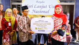 Khofifah Berbaur dengan Lansia, Hadirkan Kebahagiaan di Hari Lanjut Usia Nasional