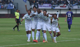 PERSIB dan Persita Berbagi Skor di Babak Pertama: Gol Bunuh Diri dan Penalti Warnai Laga