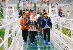 Gubernur Jatim Khofifah Kagumi Keindahan Bromo dari Jembatan Kaca Seruni Point