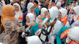 Gubernur Khofifah Resmi Melepas Kloter Pertama Jemaah Haji Embarkasi Surabaya
