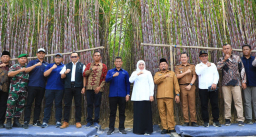 Dorong Swasembada Gula, Gubernur Khofifah Luncurkan KUR Khusus Petani Tebu
