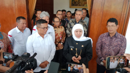 Khofifah Sambut Gubernur Banten di Grahadi, Bahas Sinergi Pembangunan dan Rencana KUB Bank Daerah
