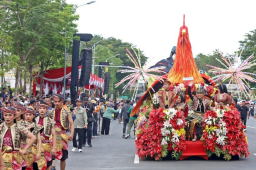 Parade Surabaya Vaganza Usung Dongeng Nusantara, Ribuan Warga Tumpah Ruah di Jalanan