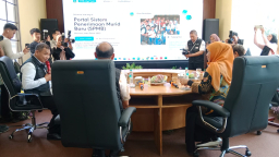Gubernur Jatim Tinjau Posko SPMB, Perkuat Layanan Digital Lewat AI Senopati