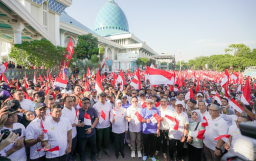 Ribuan Warga Tumplek di Masjid Al Akbar, Gubernur Khofifah: Jalan Sehat, Hati pun Ikut Sehat